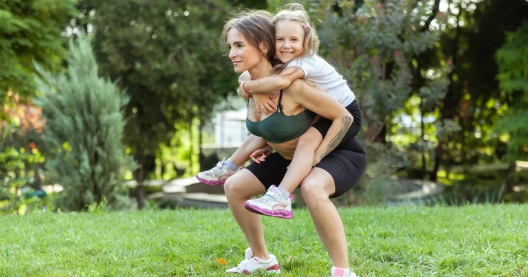 stay-fit-mom-heavy-lifting-balancing-family-fitness-01_a6aefe99-fb49-4192-aa10-458fdd062a37